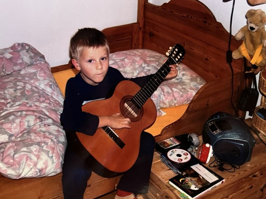 Junge mit Gitarre